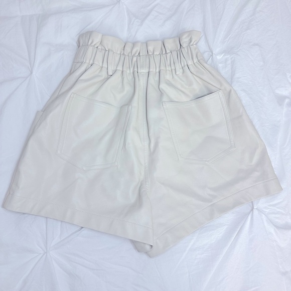 ASTR the Label Petunia Faux Leather Cream Shorts Size XS - Picture 3 of 5